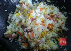 Illustration of how to make sausage and egg fried rice 7
