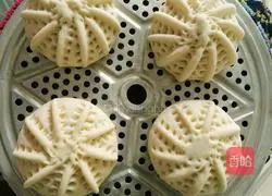 Illustration of how to make steamed pancakes with red fruit (hawthorn) filling 11