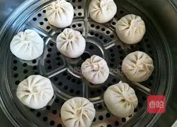 Illustration of how to make leek, egg and meat buns 9