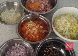 Illustration of how to make cabbage and pork dumplings 2