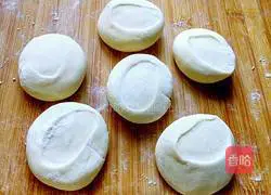 Illustration of how to make chives, shrimps and egg pancakes 7