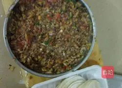 Illustration of how to make tomato and beef dumplings 4