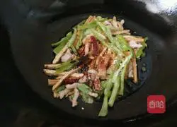 Illustration of how to make noodles with shredded pork and dried green pepper 8