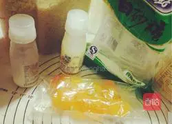 Egg yolk crisps + meat floss cakes Illustration of how to do it 1