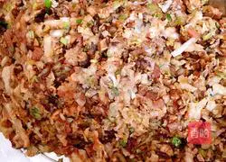 Illustration of how to make pork, mushroom, and green onion dumplings 4