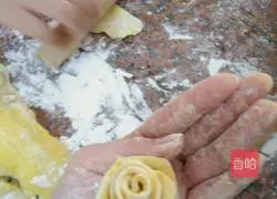 Illustration of how to make pumpkin rose steamed buns 6