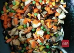 Illustration of how to make mixed vegetable fried rice 2