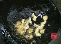 Illustration of how to make bacon and egg fried rice 3