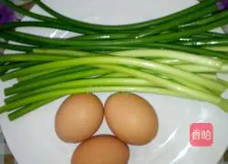 Illustration of how to make garlic egg pancake 1