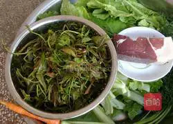 Illustration of how to make Chinese toon and egg fried rice 1