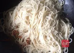 Illustration of how to make garlic carrot noodles 8