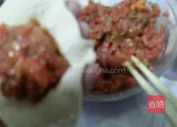 Illustration of how to make tomato and beef buns 9