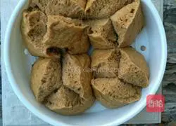 Illustration of how to make brown sugar blossom steamed buns 6