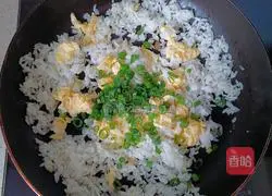 Illustration of how to make egg fried rice 8