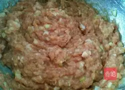 Illustration of how to make pork and cowpea filling dumplings 8