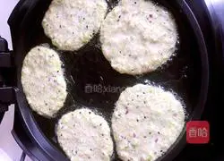 Illustration of making Fu's vegetable pancakes 5