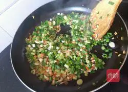 Illustration of how to make colorful fried rice 11