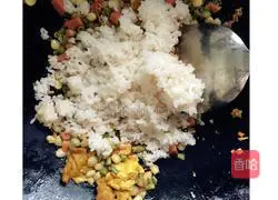 Illustration of how to make colorful egg fried rice 7