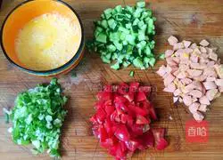 Illustration of how to make ham sausage and egg fried rice 2