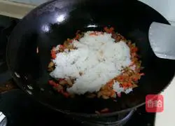 Illustration of how to make fried rice with dried radish and sausage 7