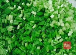 Illustration of how to make leek meat dumplings 3