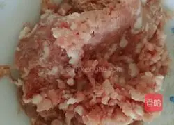 Illustration of how to make pork and zucchini dumpling stuffing 2