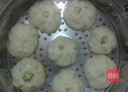 Illustration of how to make cabbage, fungus and pork stuffed buns 10