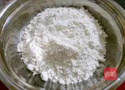 Illustration of how to make black rice and raisin cake segments 2