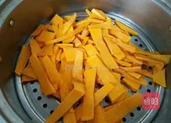 Illustration of how to make golden steamed buns 1