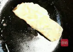 Onion Illustration of how to make fragrant red oil noodles 10