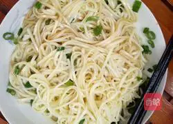 Illustration of how to make noodles with scallion oil 6