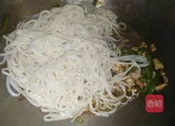 Illustration of how to make fried noodles with shredded chicken 8