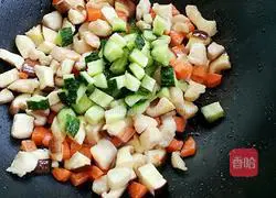 Illustration of how to make pineapple chicken fried rice 6