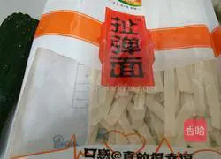 Illustration of how to make shredded chicken noodles 1