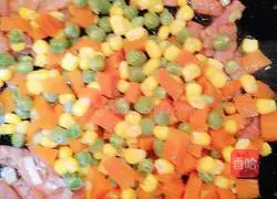 Illustration of how to make bacon and egg fried rice 15