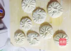 Illustration of how to make cabbage, celery, carrot and meat buns 8