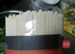 Illustration of how to make spinach soup noodles 3