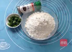 Illustration of how to make hot noodles with scallion pancakes 1