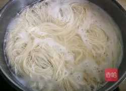 Quick breakfast Illustration of how to make egg noodles in sour soup 1