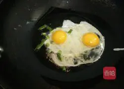 Illustration of how to make bean paste and egg fried rice 2