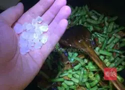 Illustration of how to make fried beans, fried meat and steamed noodles 6