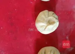 Illustration of how to make corn meat buns 9