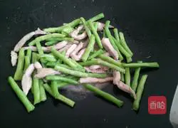 Illustration of how to make fried noodles with beans and shredded pork 5