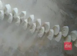 Illustration of how to make three fresh stuffed dumplings 9