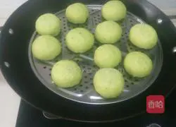 Illustration of how to make steamed buns (sauerkraut, meat stuffing, spinach juice) 9