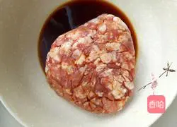 Illustration of how to make watermelon and pork buns stuffing 4