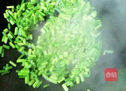 Illustration of how to make fried rice with dried shrimps 3