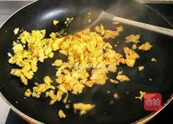Illustration of how to make ham, sausage and egg fried rice 4