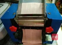 Illustration of how to make noodles with a chef's machine 6