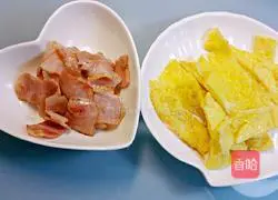 Illustration of how to make bacon and egg fried noodles 6